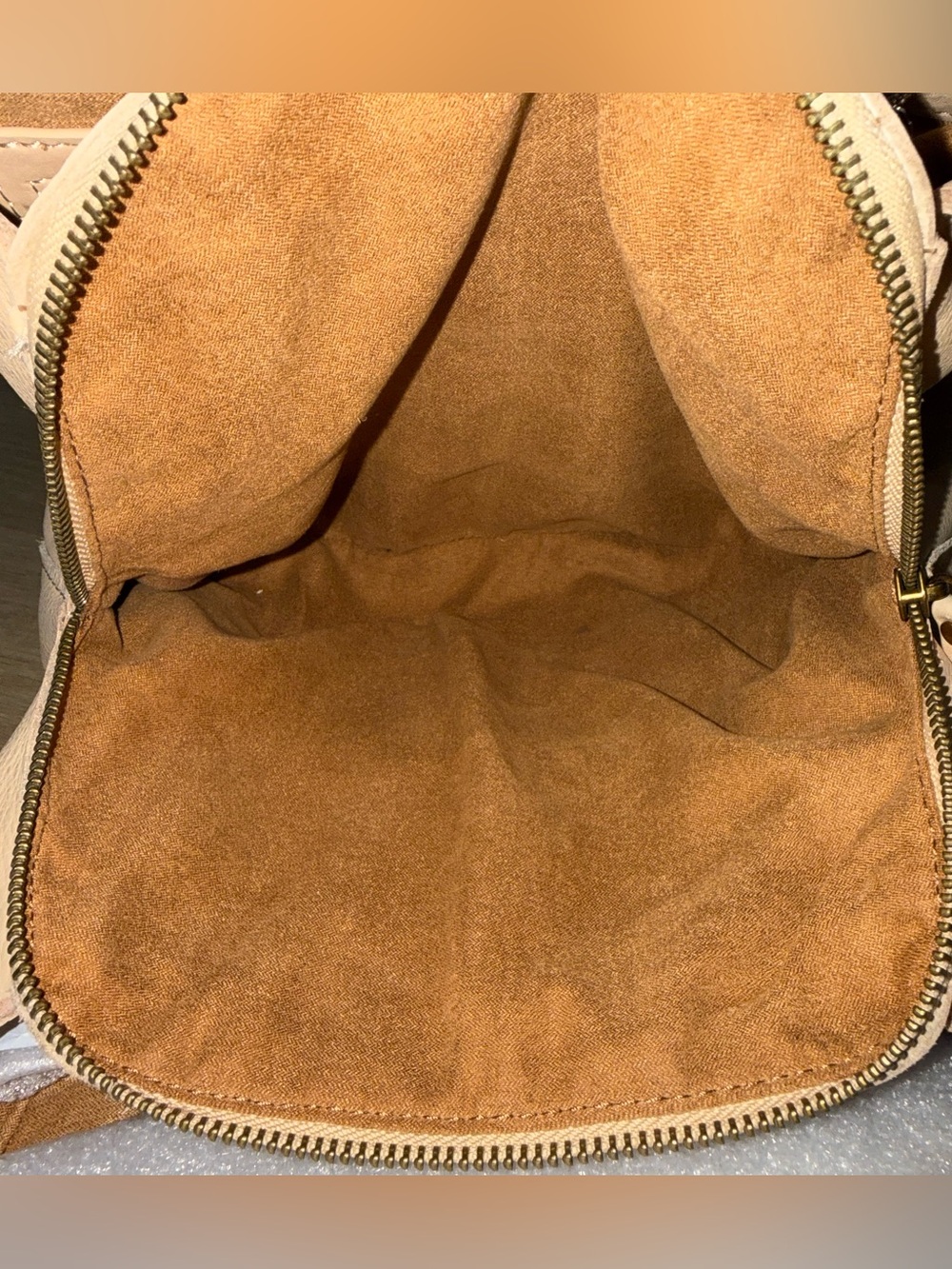 AMERICAN LEATHER CO. Cream Leather Shoulder Bag. - Picture 13 of 14